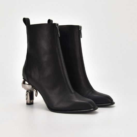 Снимка на KARL LAGERFELD WOMEN'S IKON HEEL ZIP ANKLE BOOT