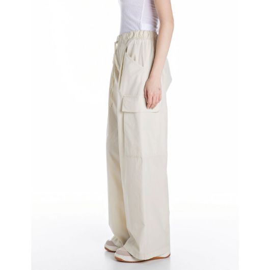 Снимка на REPLAY WOMEN'S WIDE-LEG CARGO TROUSERS IN PEACH COTTON TWILL