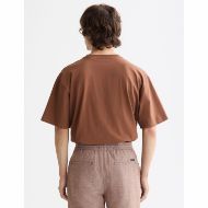 Снимка на SCOTCH&SODA MEN'S SEASONAL CORE - LOOSE FIT 3 CROSSES POCKET T-SHIRT IN MEDIUM BROWN 5