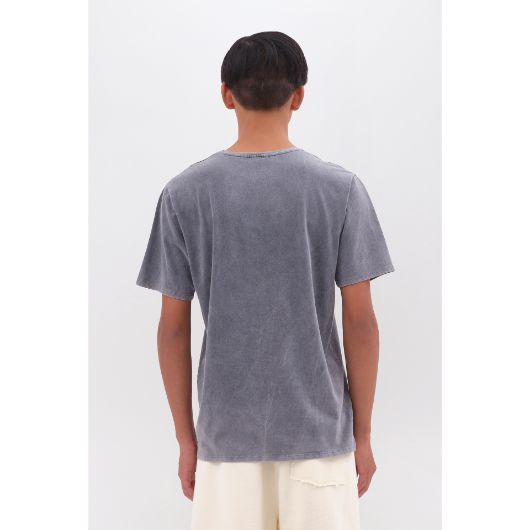 Показвай детайлите за DIRTY LAUNDRY МЪЖКА БЛУЗА REGULAR FIT T-SHIRT В СИВО 3 - FanPoint Снимка на DIRTY LAUNDRY МЪЖКА БЛУЗА REGULAR FIT T-SHIRT В СИВО 3