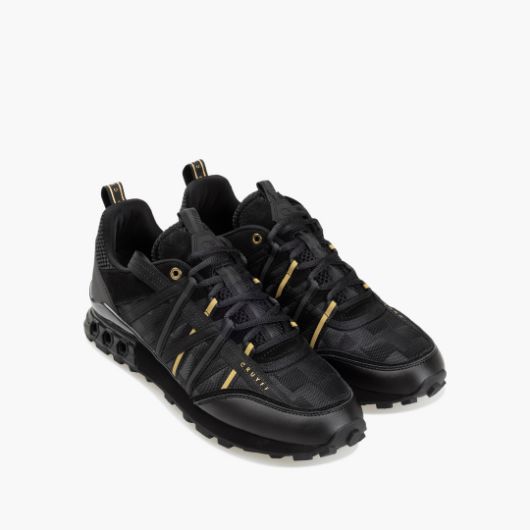 Показвай детайлите за CRUYFF МЪЖКИ СПОРТНИ ОБУВКИ FEARIA HEX-TECH В ЧЕРНО/ЗЛАТИСТО 3 - FanPoint Снимка на CRUYFF МЪЖКИ СПОРТНИ ОБУВКИ FEARIA HEX-TECH В ЧЕРНО/ЗЛАТИСТО 3