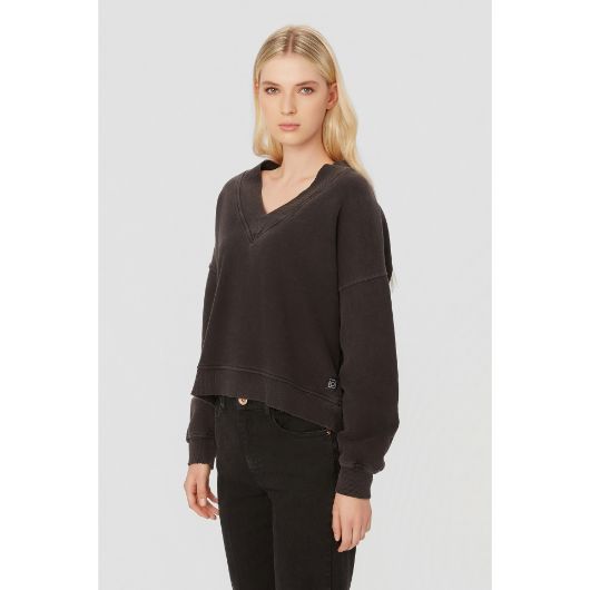 Показвай детайлите за DIRTY LAUNDRY ДАМСКИ СУИТШЪРТ RELAXED V-NECK CREWNECK В ЧЕРНО 2 - FanPoint 2 - FanPoint Снимка на DIRTY LAUNDRY ДАМСКИ СУИТШЪРТ RELAXED V-NECK CREWNECK В ЧЕРНО 2 2