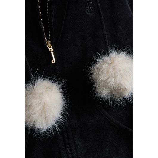 Показвай детайлите за JUICY COUTURE ДАМСКИ СУИТШЪРТ ОТ КАДИФЕ С КАЧУЛКА В ЧЕРНО 3 - FanPoint Снимка на JUICY COUTURE ДАМСКИ СУИТШЪРТ ОТ КАДИФЕ С КАЧУЛКА В ЧЕРНО 3