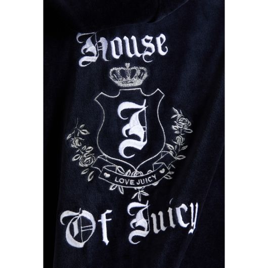 Показвай детайлите за JUICY COUTURE ДАМСКИ ВТАЛЕН СУИТШЪРТ ОТ КАДИФЕ С БРОДЕРИЯ HOUSE OF JUICY В ТЪМНОСИНЬО 3 - FanPoint Снимка на JUICY COUTURE ДАМСКИ ВТАЛЕН СУИТШЪРТ ОТ КАДИФЕ С БРОДЕРИЯ HOUSE OF JUICY В ТЪМНОСИНЬО 3