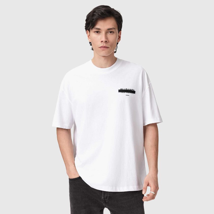 Снимка на ALLSAINTS MEN'S REDACT OVERSIZED ТЕНИСКА С БРОДИРАНО ЛОГО В БЯЛО
