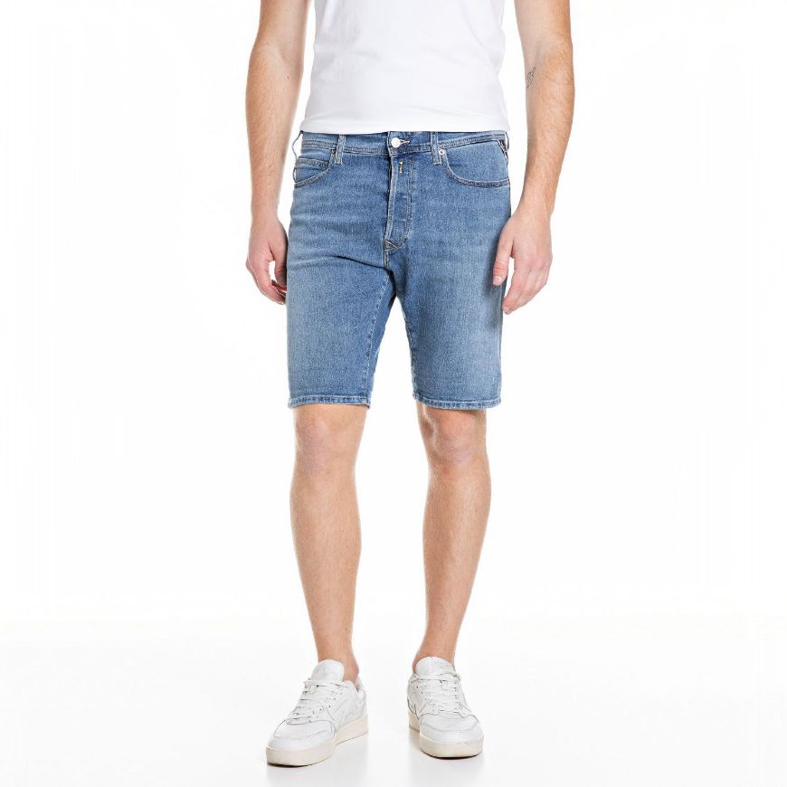Picture of REPLAY MEN'S RBJ.981 TAPERED FIT 11 OZ STRETCH DENIM BERMUDA SHORTS IN MEDIUM BLUE