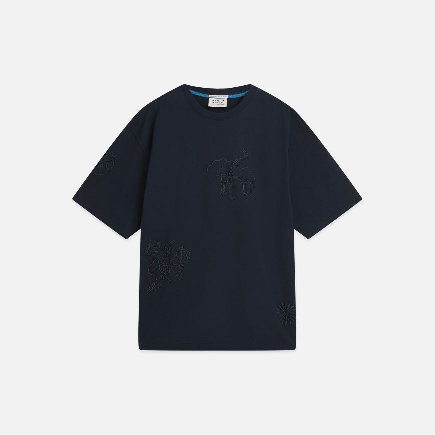 Picture of SCOTCH&SODA MEN'S DELFTS BLAUW EMBROIDERED ARTWORK LOOSE FIT T-SHIRT - SKY CAPTAIN
