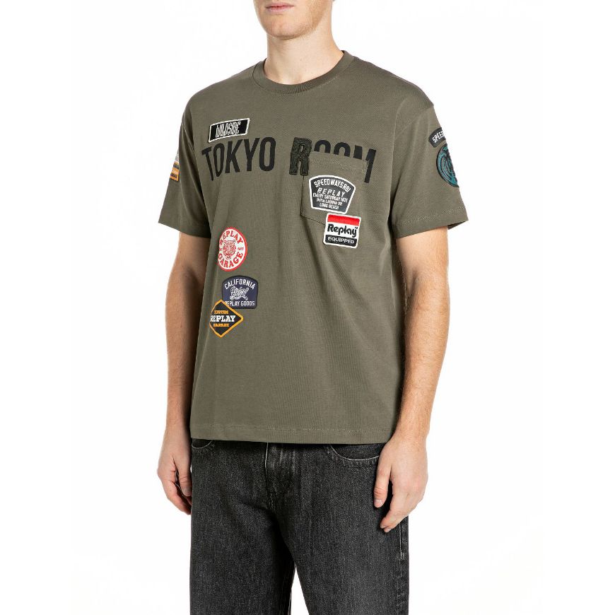 Picture of REPLAY MEN'S RELAXED-FIT T-SHIRT WITH BREAST POCKET AND PATCHES IVY GREEN